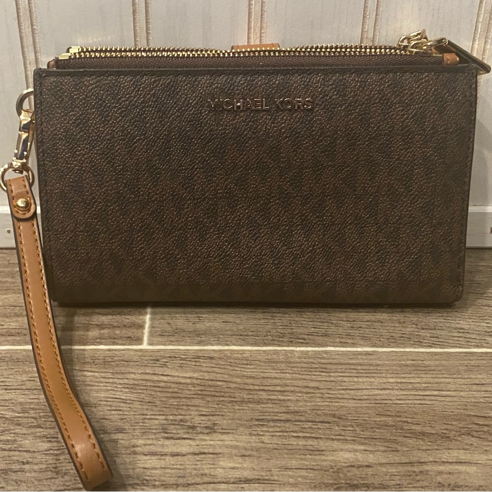 Michael Kors Wristlet / Wallet.
